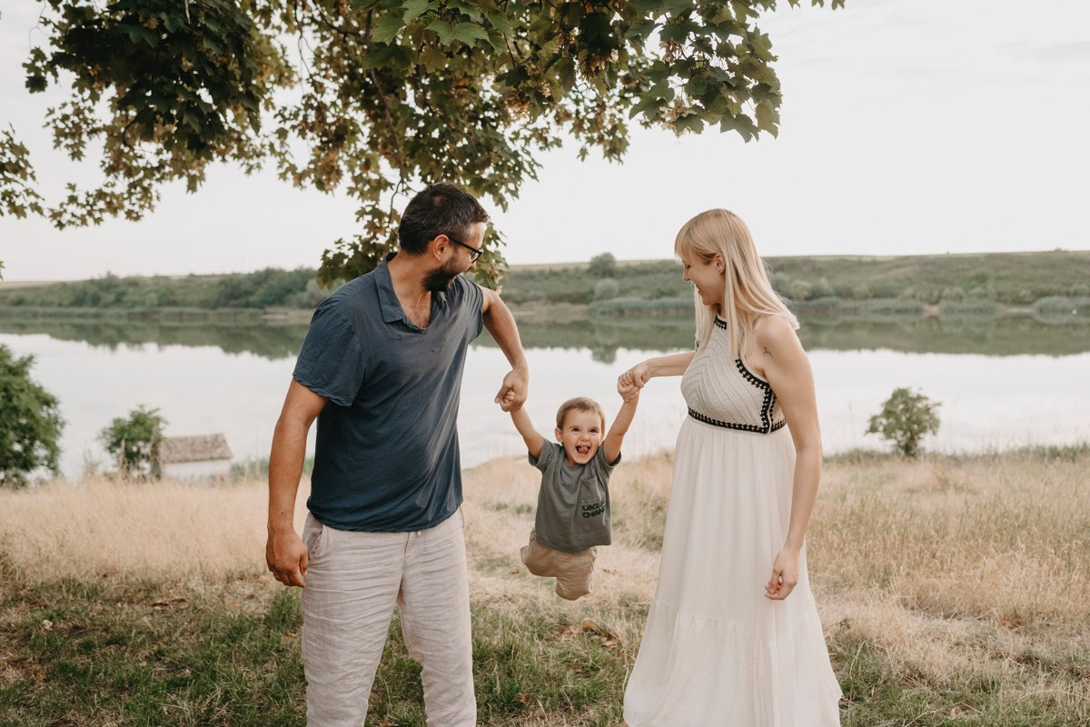 Dijana, Relja i Teo / porodicno fotografisanje napolju. Deciji i porodicni fotograf u Beogradu Oksana Skendzic