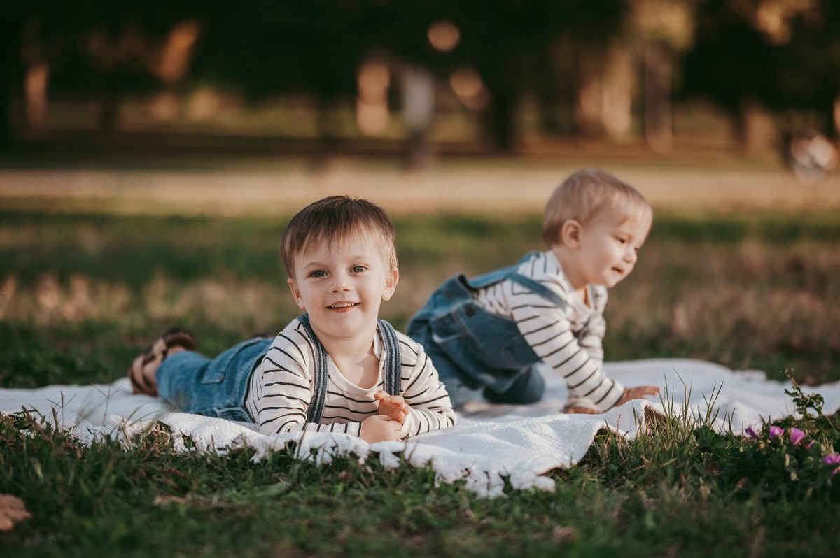 Aleksandra, Filip, Lion i Luka / PORODICNOFOTOGRAFISANJE napolju. Deciji i porodicni fotograf u Beogradu Oksana Skendzic