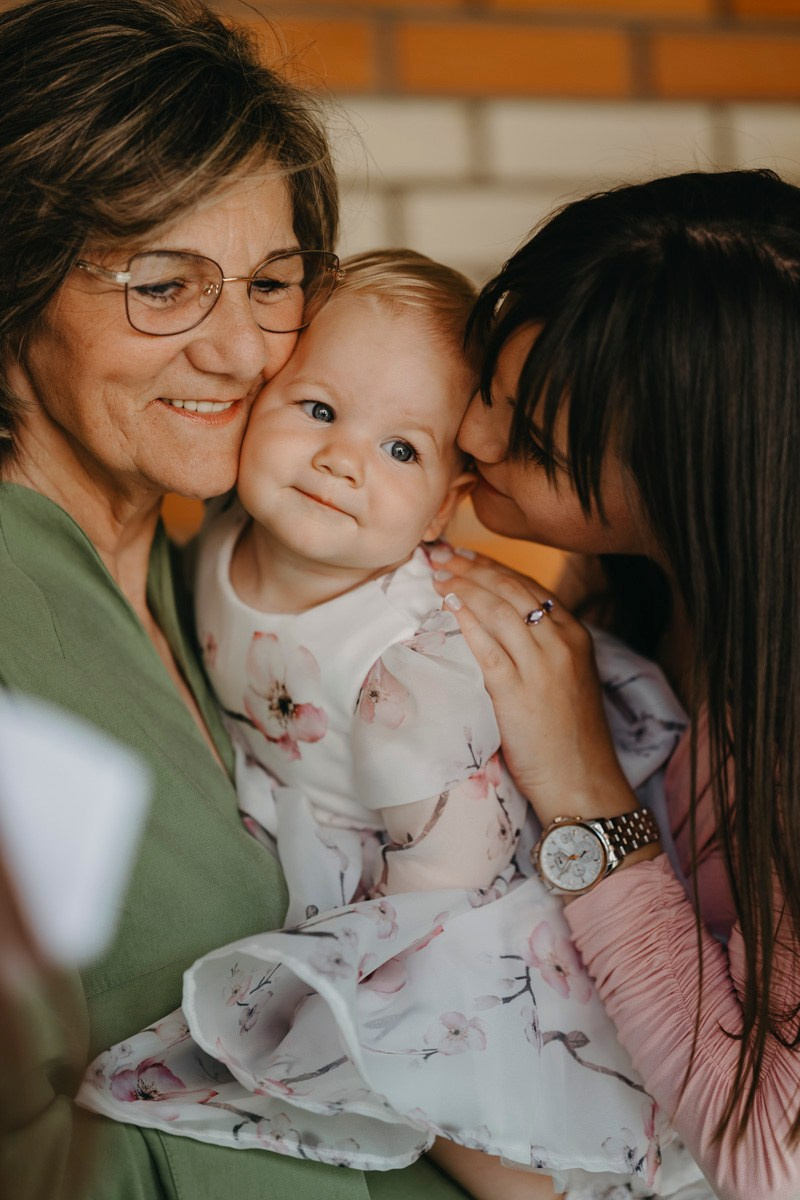 Verino krstenje / Crkva Rodjenja Presvete Bogorodice, Batajnica. Deciji i porodicni fotograf u Beogradu Oksana Skendzic