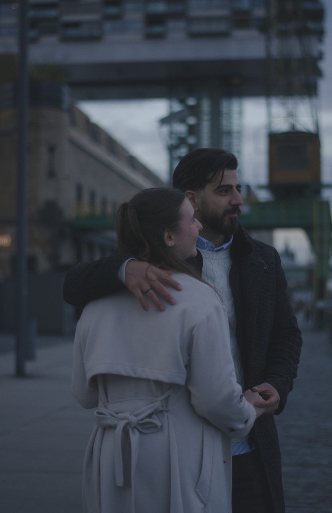 Ein verliebtes Paar schaut zusammen verträumt in die Ferne