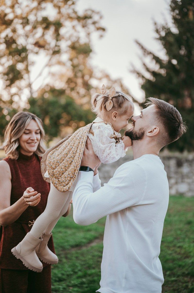 Anastasija, Aleksej i Agata / porodicno fotografisanje napolju. Deciji i porodicni fotograf u Beogradu Oksana Skendzic