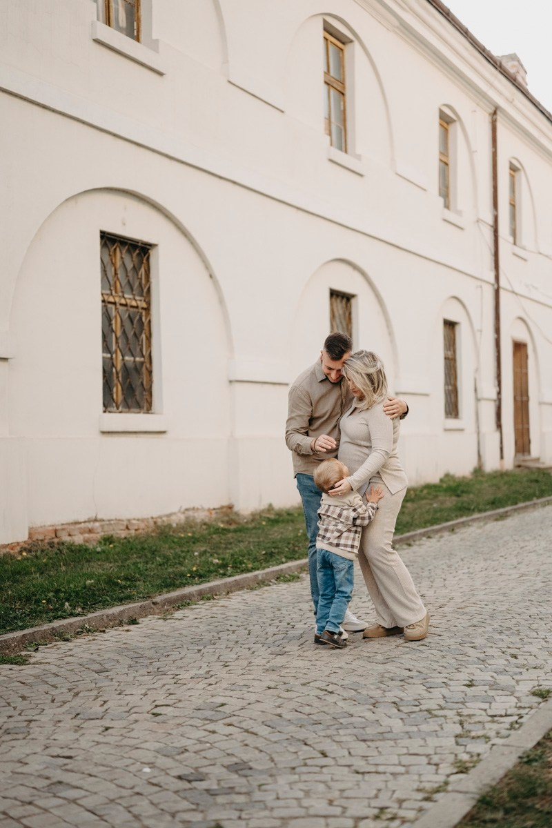 Zlata, Nemanja i Aleksej — porodicno fotografisanje napolju. Deciji i porodicni fotograf u Beogradu Oksana Skendzic