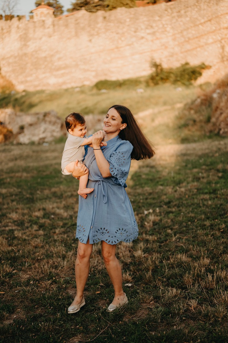 Jovana Zoran Jana i Bogdan — porodicno fotografisanje napolju. Deciji i porodicni fotograf u Beogradu Oksana Skendzic