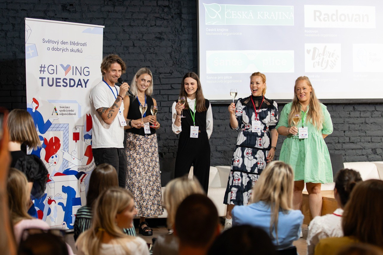 Firemní fotograf Praha. Dana Lišková — Empatická fotografka | Introspektivní umělkyně | Neurodivergentní koučka| Zakladatelka Artepy.cz