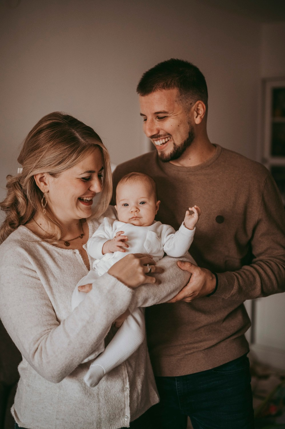 Porodicno fotografisanje sa bebom kod kuce / Ivana Miroslav i Nadica. Deciji i porodicni fotograf u Beogradu Oksana Skendzic