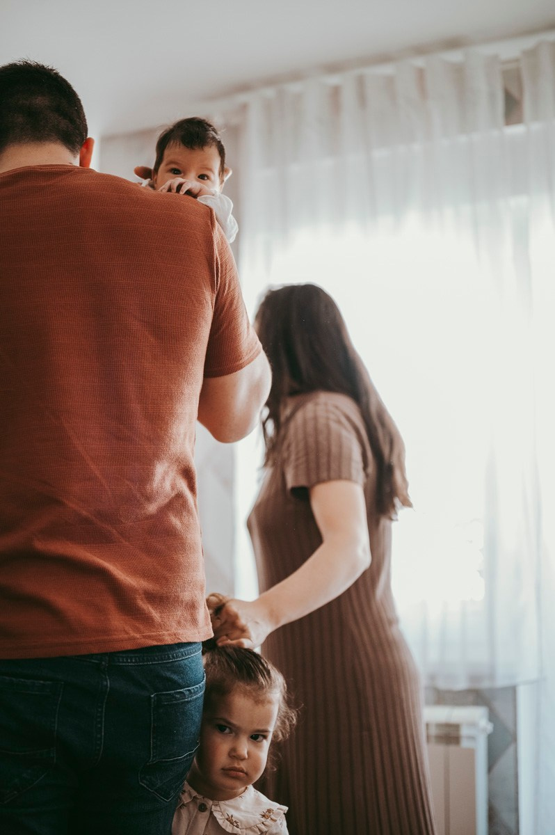 Katarina, Dejan, Petra i Julija / porodicno fotografisanje kod kuce. Deciji i porodicni fotograf u Beogradu Oksana Skendzic