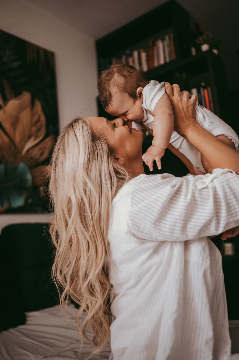 fotografisanje beba kod kuce, porodicno fotografisanje, fotografisanje dece, mama i beba, prve dane sa bebom, kozmetika za bebe, poklon za decu, soba za bebu, decija garderoba, majcinstvo, nega novorodjenceta, priprema za porodjaj, nega beba, dojenje