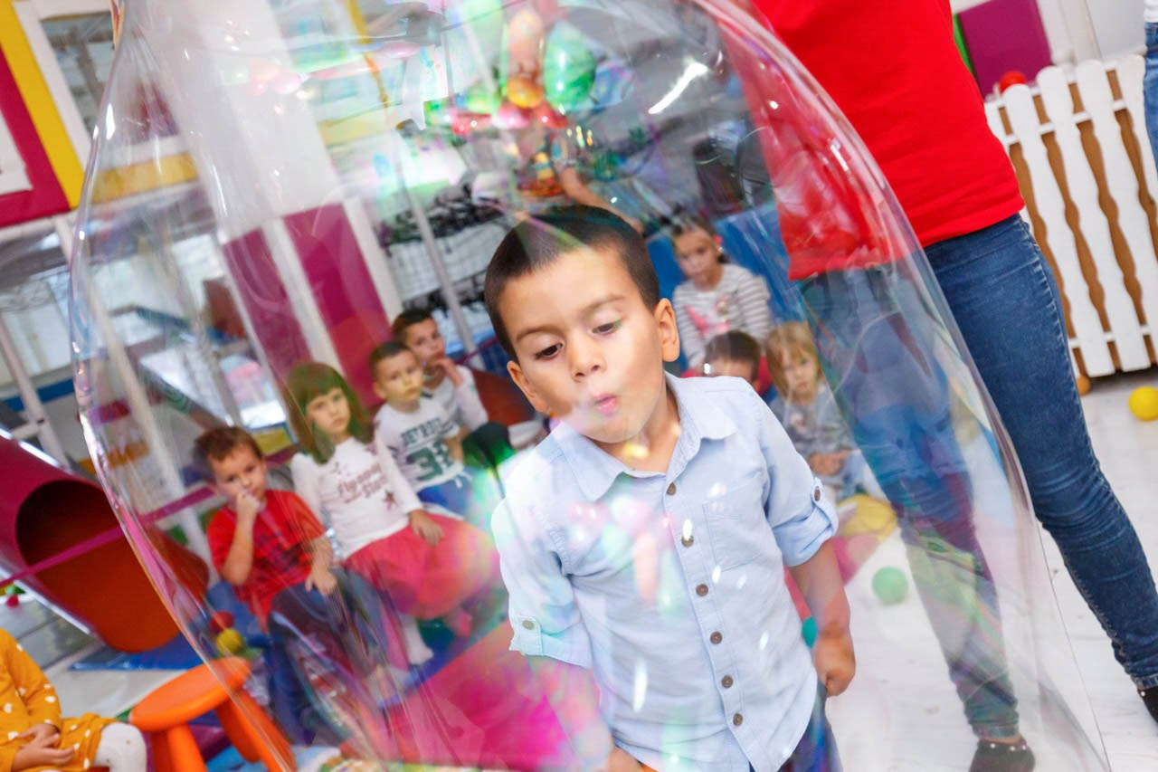 Grupna zabava sa veselim balonima i animatorima na rođendanu.