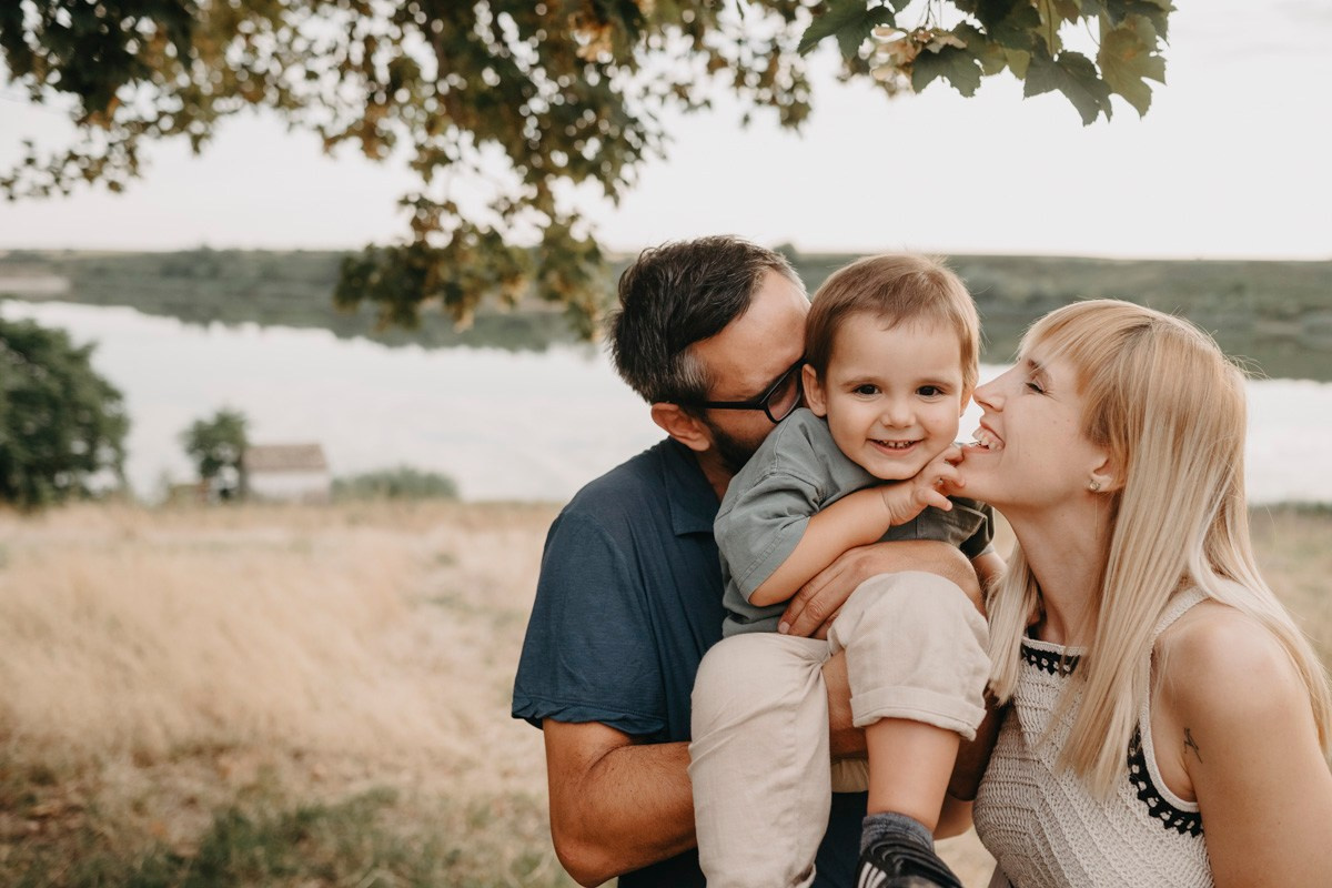 Dijana, Relja i Teo / porodicno fotografisanje napolju. Deciji i porodicni fotograf u Beogradu Oksana Skendzic
