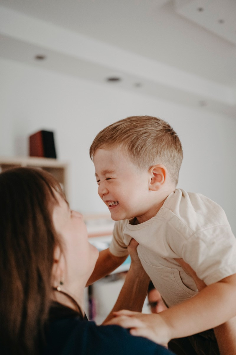 Porodicno fotografisanje kod kuce — Andjela, Lazar, Janko i Mihajlo. Deciji i porodicni fotograf u Beogradu Oksana Skendzic