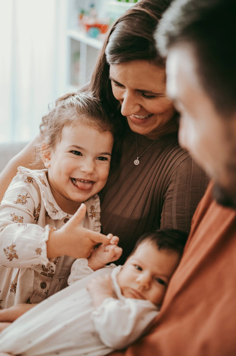 Katarina, Dejan, Petra i Julija / porodicno fotografisanje kod kuce. Deciji i porodicni fotograf u Beogradu Oksana Skendzic