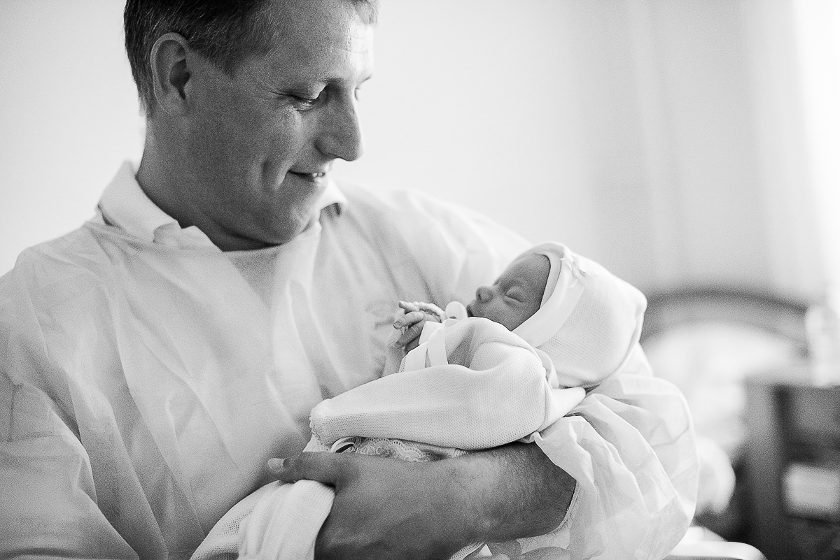 Un nouveau-né. Photographe lifestyle à Paris