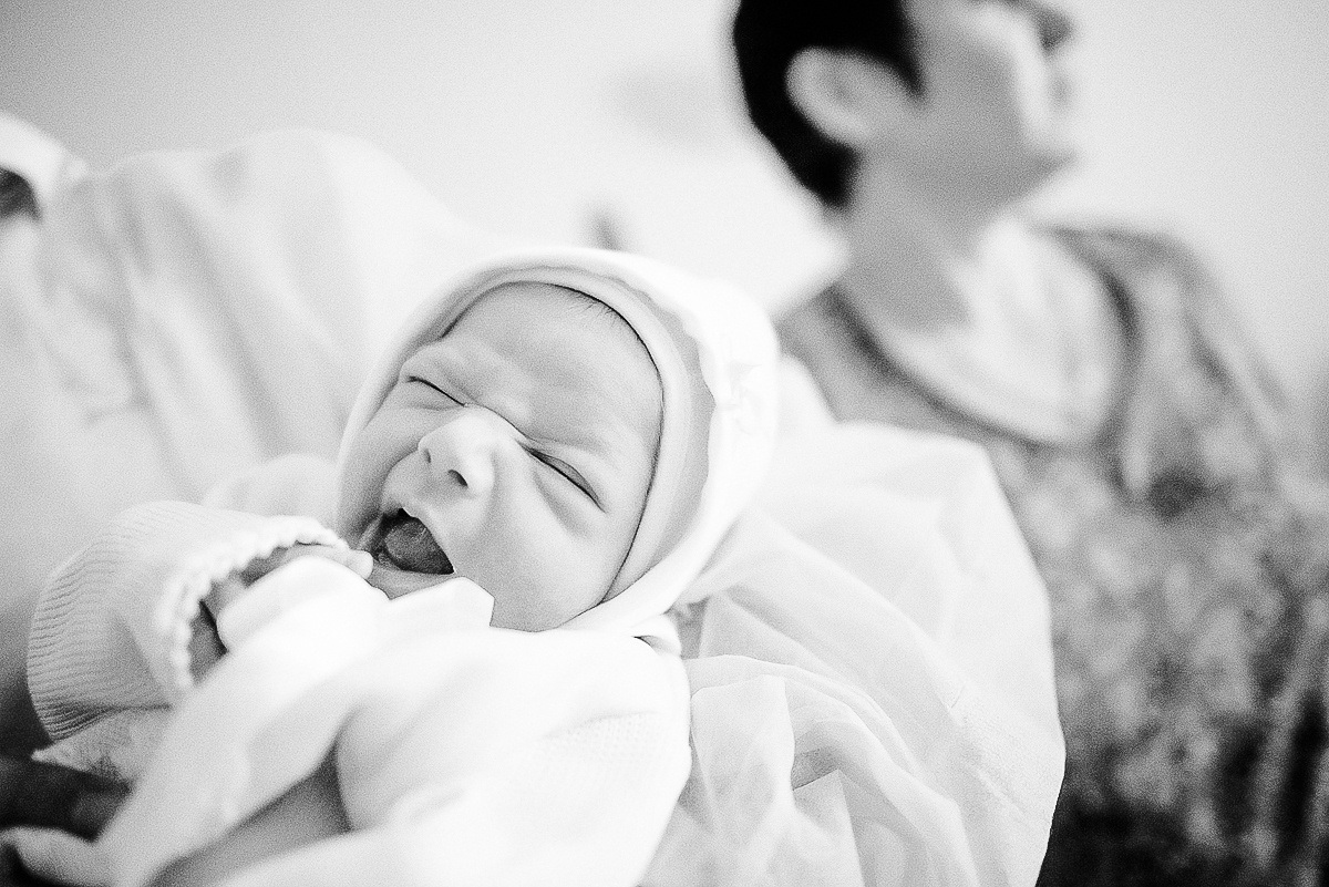 Un nouveau-né. Photographe lifestyle à Paris