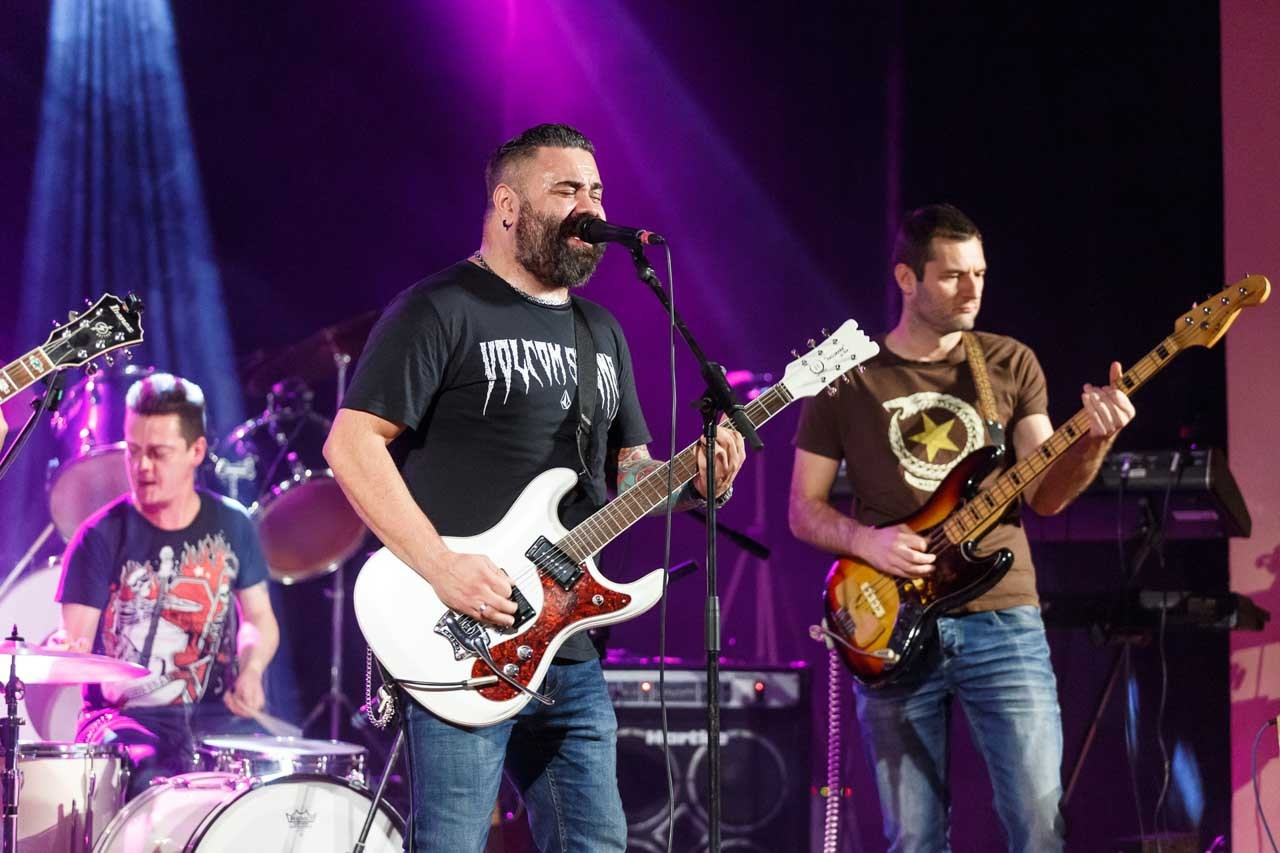 Moonshine Alligators - Grupni muzički performans sa električnim gitarama i energičnim pevačem.