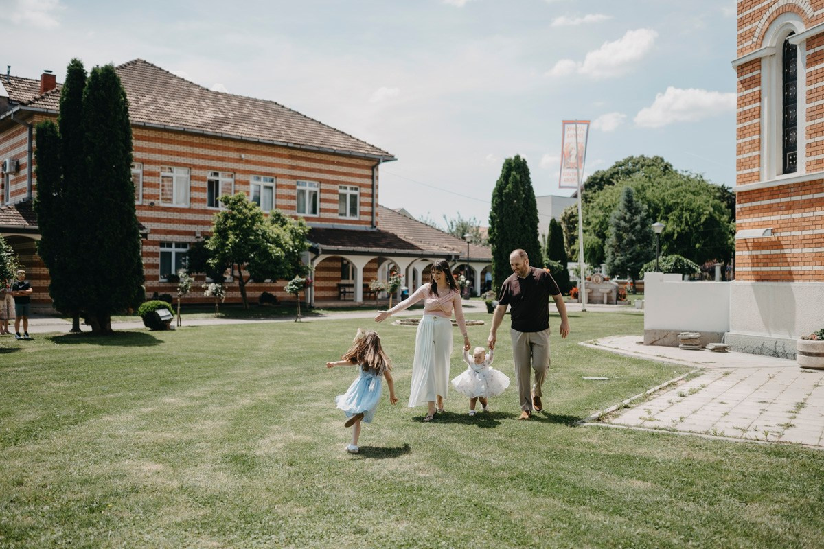 Verino krstenje / Crkva Rodjenja Presvete Bogorodice, Batajnica. Deciji i porodicni fotograf u Beogradu Oksana Skendzic