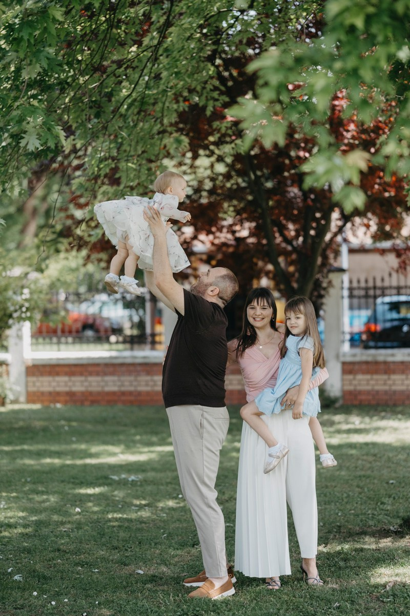 Verino krstenje / Crkva Rodjenja Presvete Bogorodice, Batajnica. Deciji i porodicni fotograf u Beogradu Oksana Skendzic