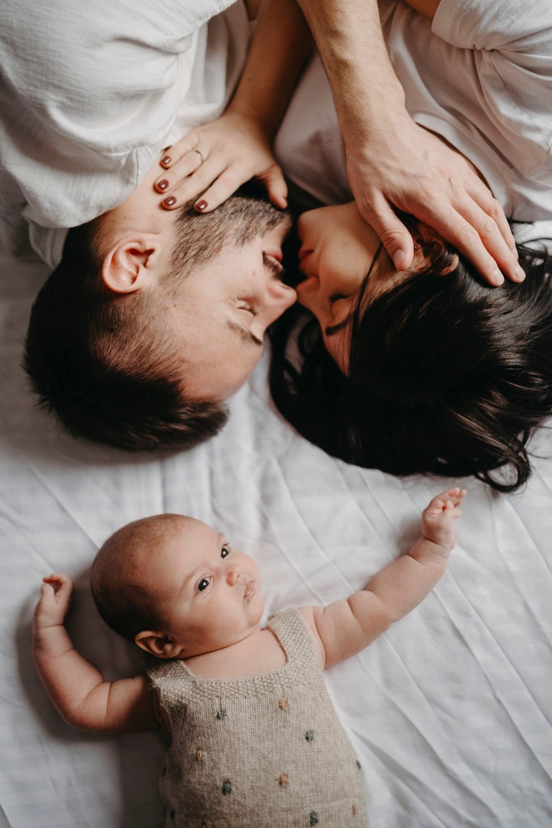 Bojana, Marko i Eva — porodicno fotografisanje kod kuce. Deciji i porodicni fotograf u Beogradu Oksana Skendzic