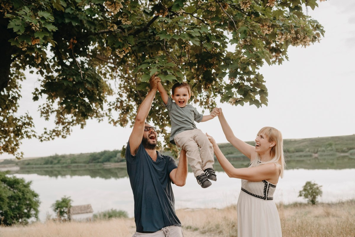 Dijana, Relja i Teo / porodicno fotografisanje napolju. Deciji i porodicni fotograf u Beogradu Oksana Skendzic