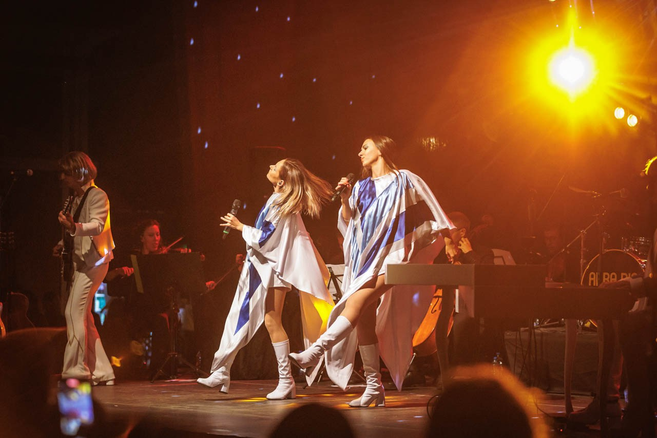 Muzički nastup ABBA Ring Tribute benda sa energičnim izvođenjem na bini u Botaničkoj bašti.