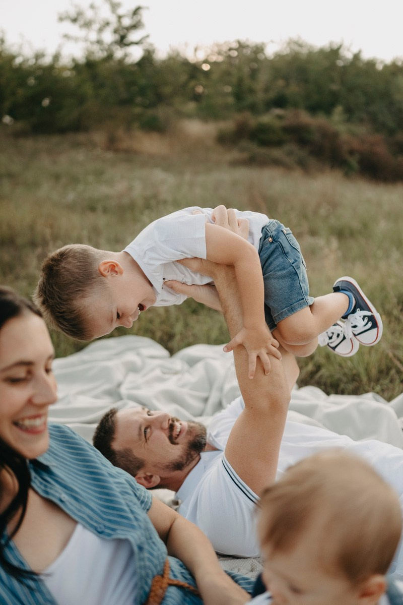 Basici / porodicno fotografisanje u prirodi. Deciji i porodicni fotograf u Beogradu Oksana Skendzic