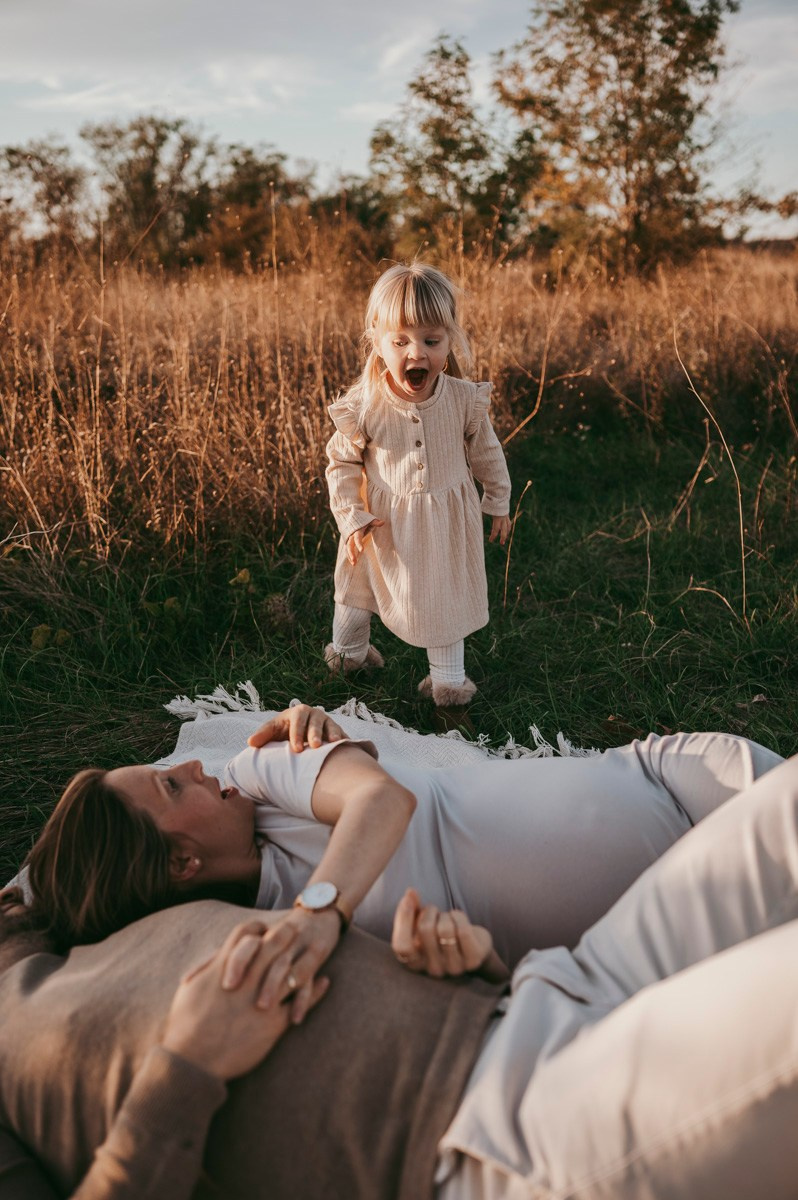 Milena / trudnicko fotografisanje sa porodicom. Deciji i porodicni fotograf u Beogradu Oksana Skendzic