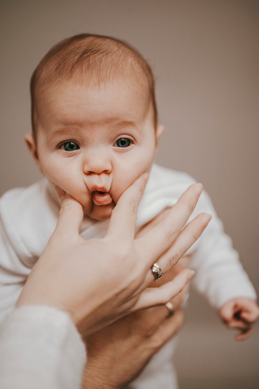 Porodicno fotografisanje sa bebom kod kuce / Ivana Miroslav i Nadica. Deciji i porodicni fotograf u Beogradu Oksana Skendzic