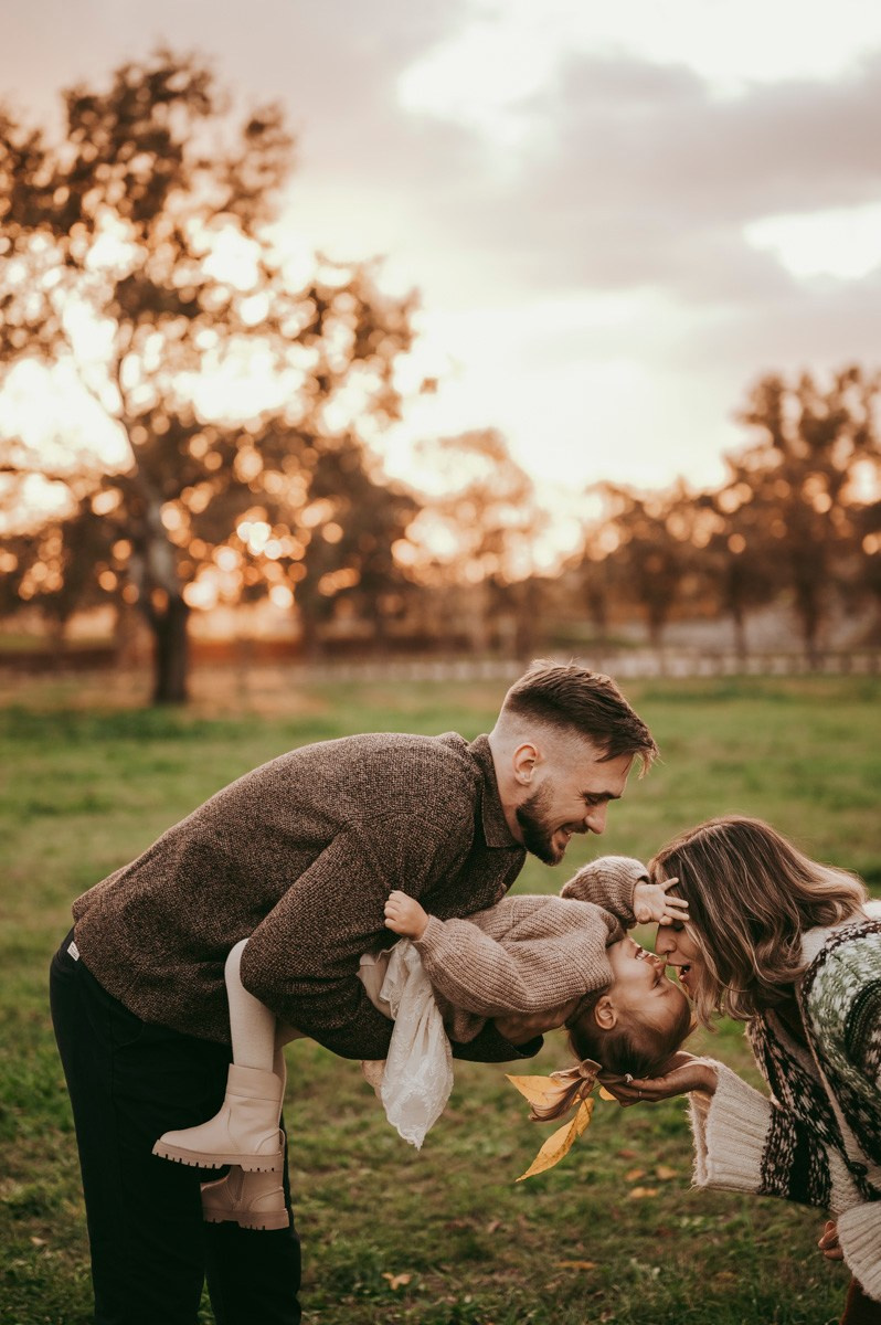 Anastasija, Aleksej i Agata / porodicno fotografisanje napolju. Deciji i porodicni fotograf u Beogradu Oksana Skendzic