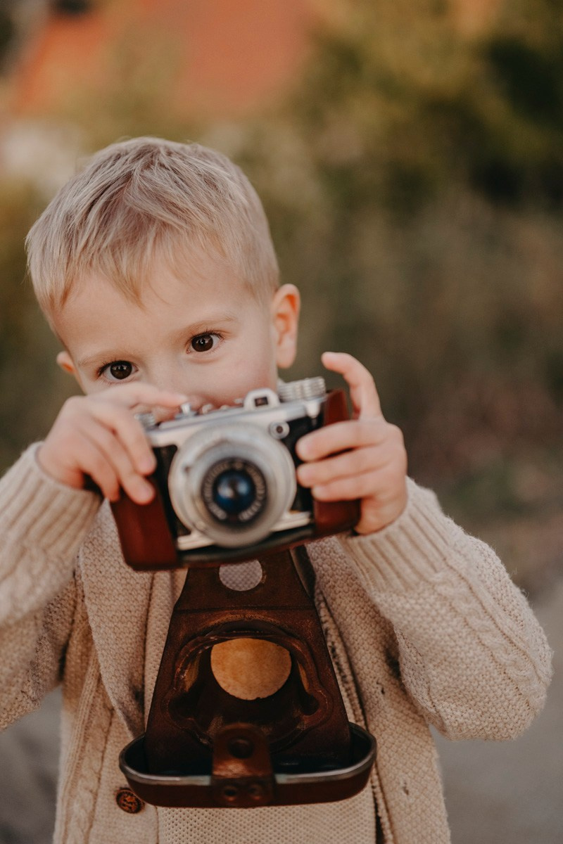 Zlata, Nemanja i Aleksej — porodicno fotografisanje napolju. Deciji i porodicni fotograf u Beogradu Oksana Skendzic