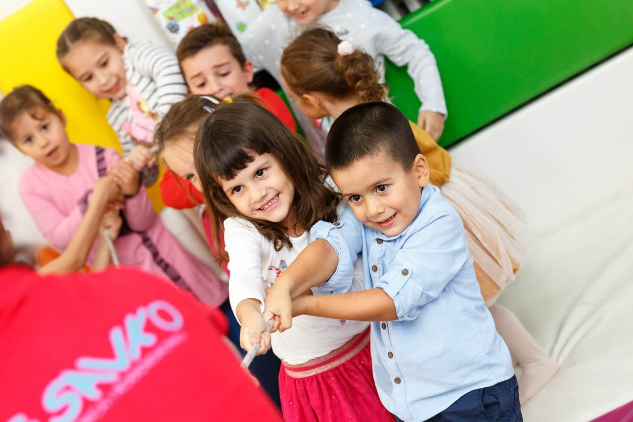 Dečja druženja i igre na proslavi rođendana.