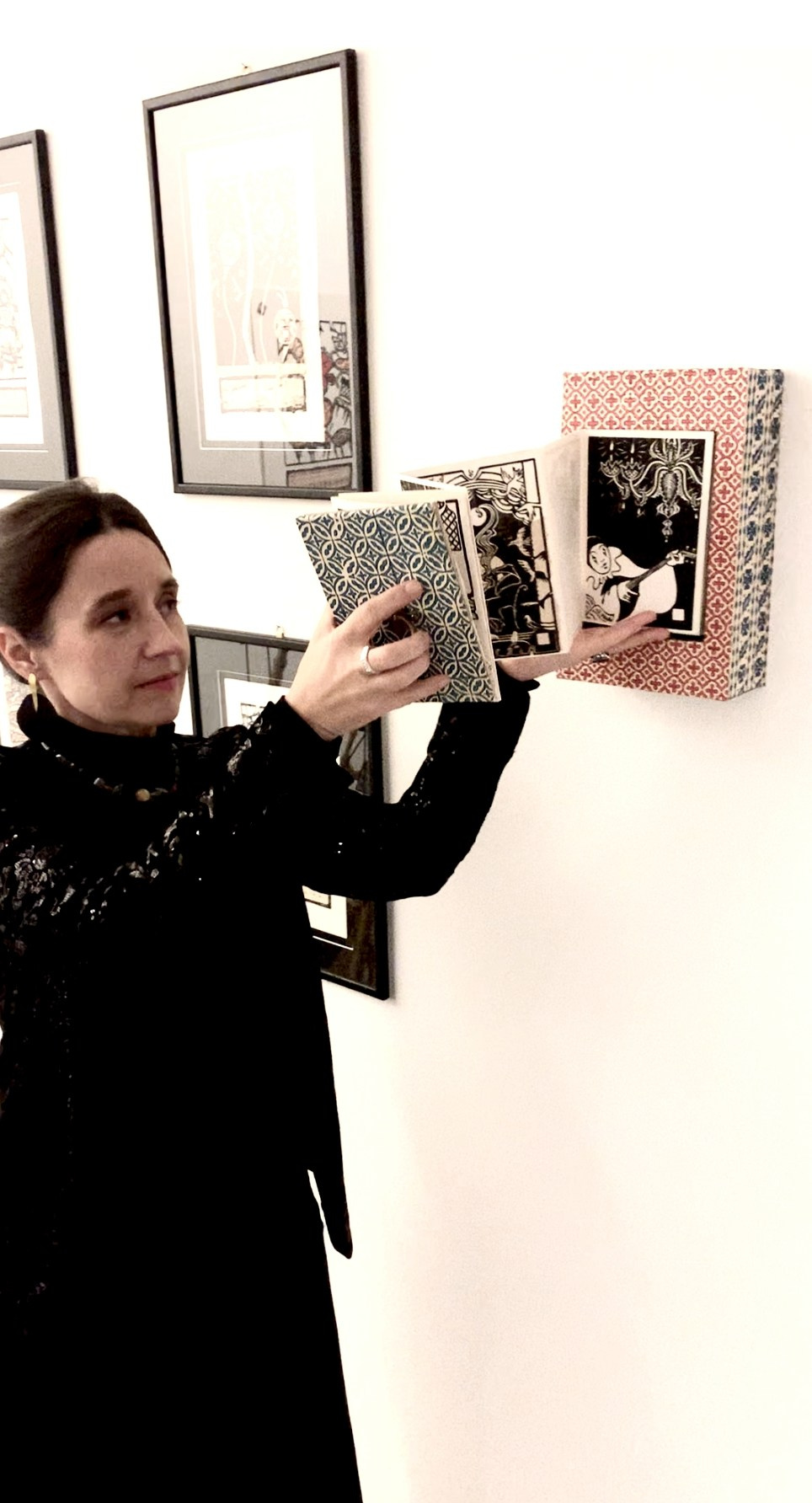 Nadia Kuprina with her artist book Leporello Veneziano at the Illustration Exhibition in Venice, January 2025 linogravure postcard 