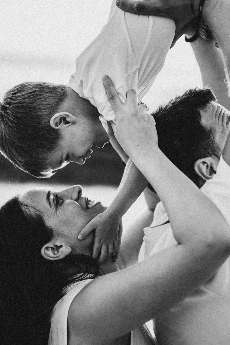 Djurdjica, Tadej i Miloje porodicno fotografisanje napolju. Deciji i porodicni fotograf u Beogradu Oksana Skendzic