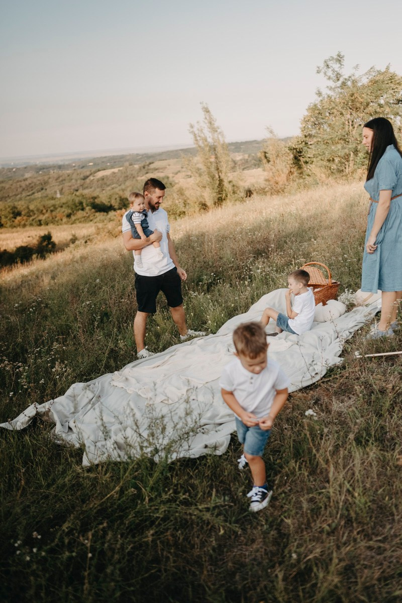 Basici / porodicno fotografisanje u prirodi. Deciji i porodicni fotograf u Beogradu Oksana Skendzic