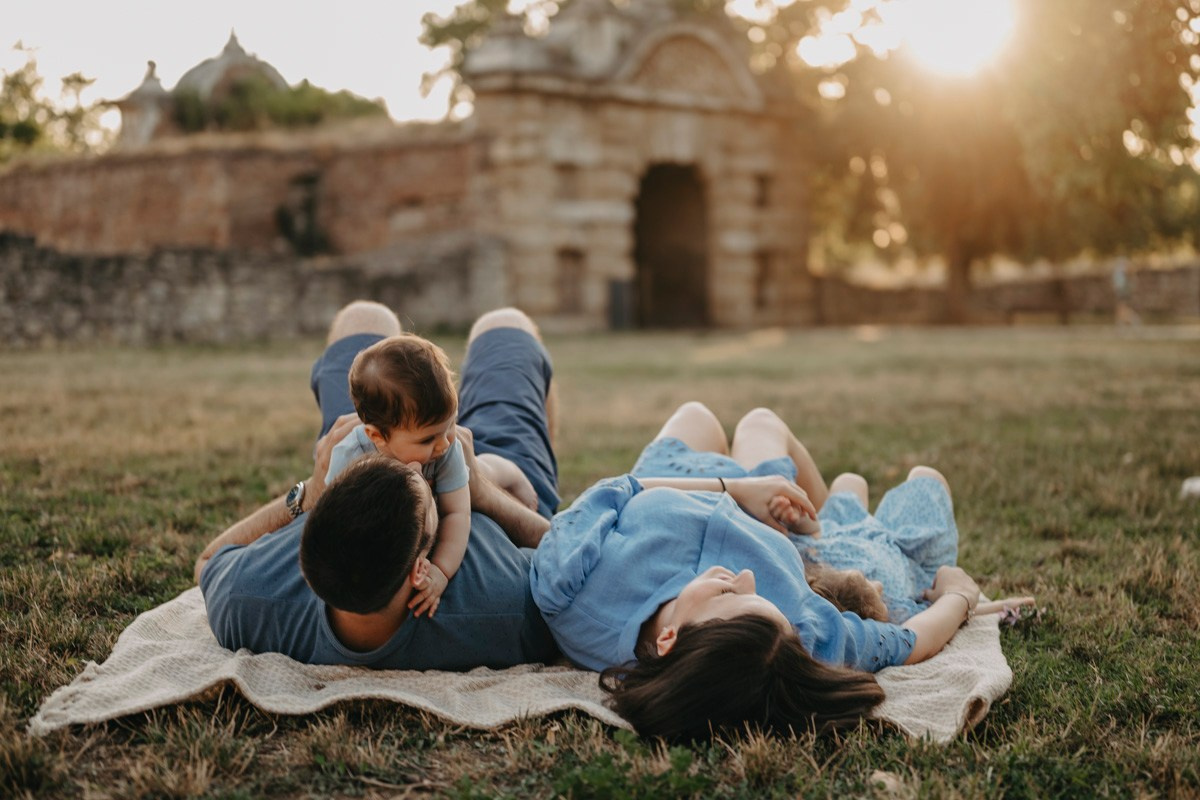 Jovana Zoran Jana i Bogdan — porodicno fotografisanje napolju. Deciji i porodicni fotograf u Beogradu Oksana Skendzic