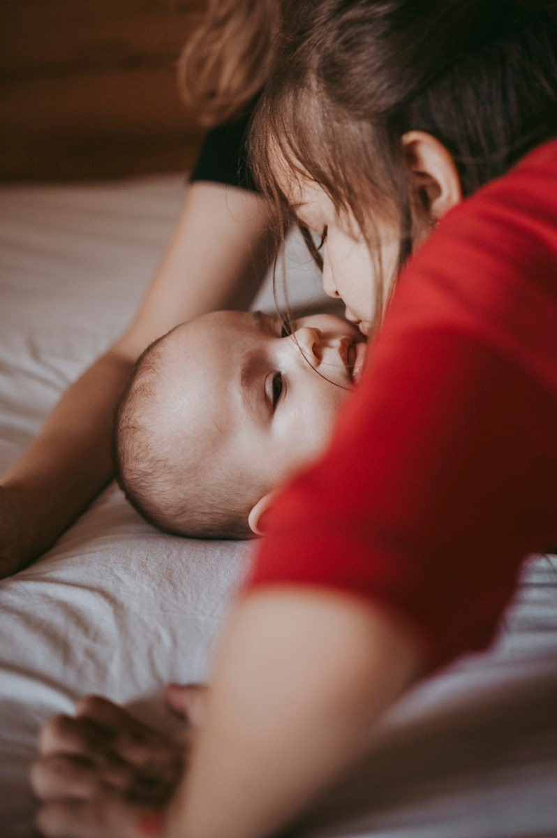 Dobro dosao, Jakove / porodicno fotografisanje kod kuce. Deciji i porodicni fotograf u Beogradu Oksana Skendzic