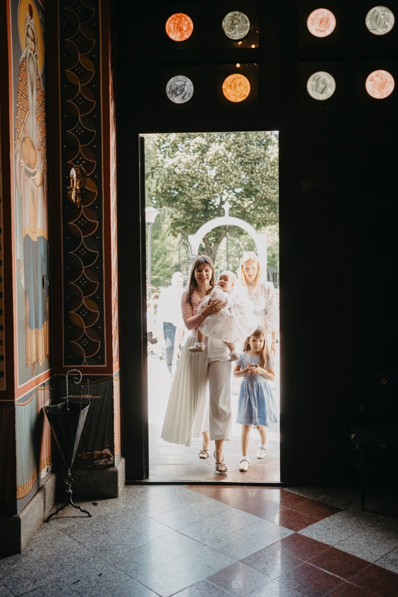 Verino krstenje / Crkva Rodjenja Presvete Bogorodice, Batajnica. Deciji i porodicni fotograf u Beogradu Oksana Skendzic