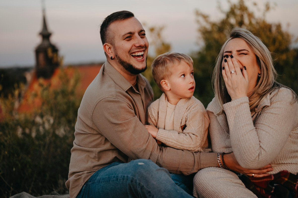 Zlata, Nemanja i Aleksej — porodicno fotografisanje napolju. Deciji i porodicni fotograf u Beogradu Oksana Skendzic