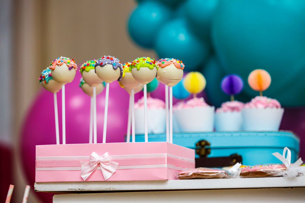 Šareni kolačići i slatki sto sa modernim detaljima.