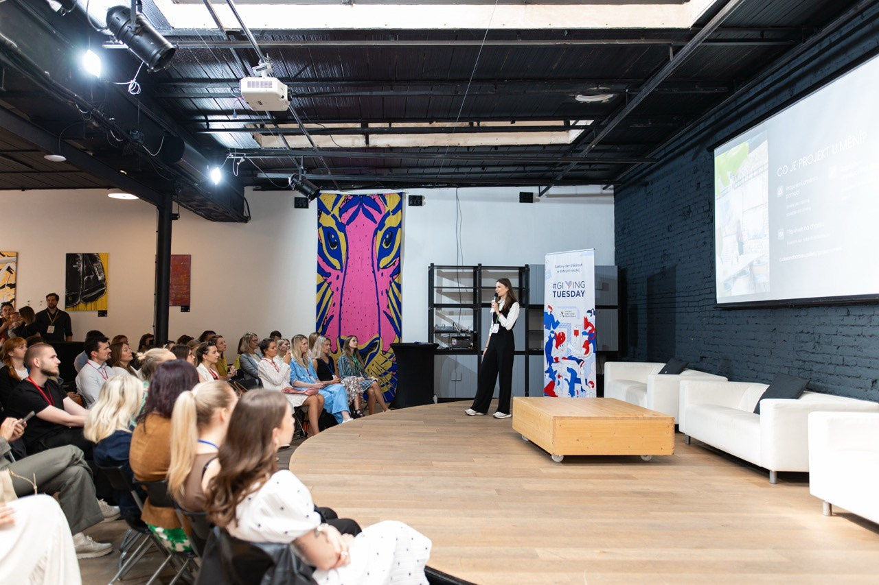 Firemní fotograf Praha. Dana Lišková — Empatická fotografka | Introspektivní umělkyně | Neurodivergentní koučka| Zakladatelka Artepy.cz