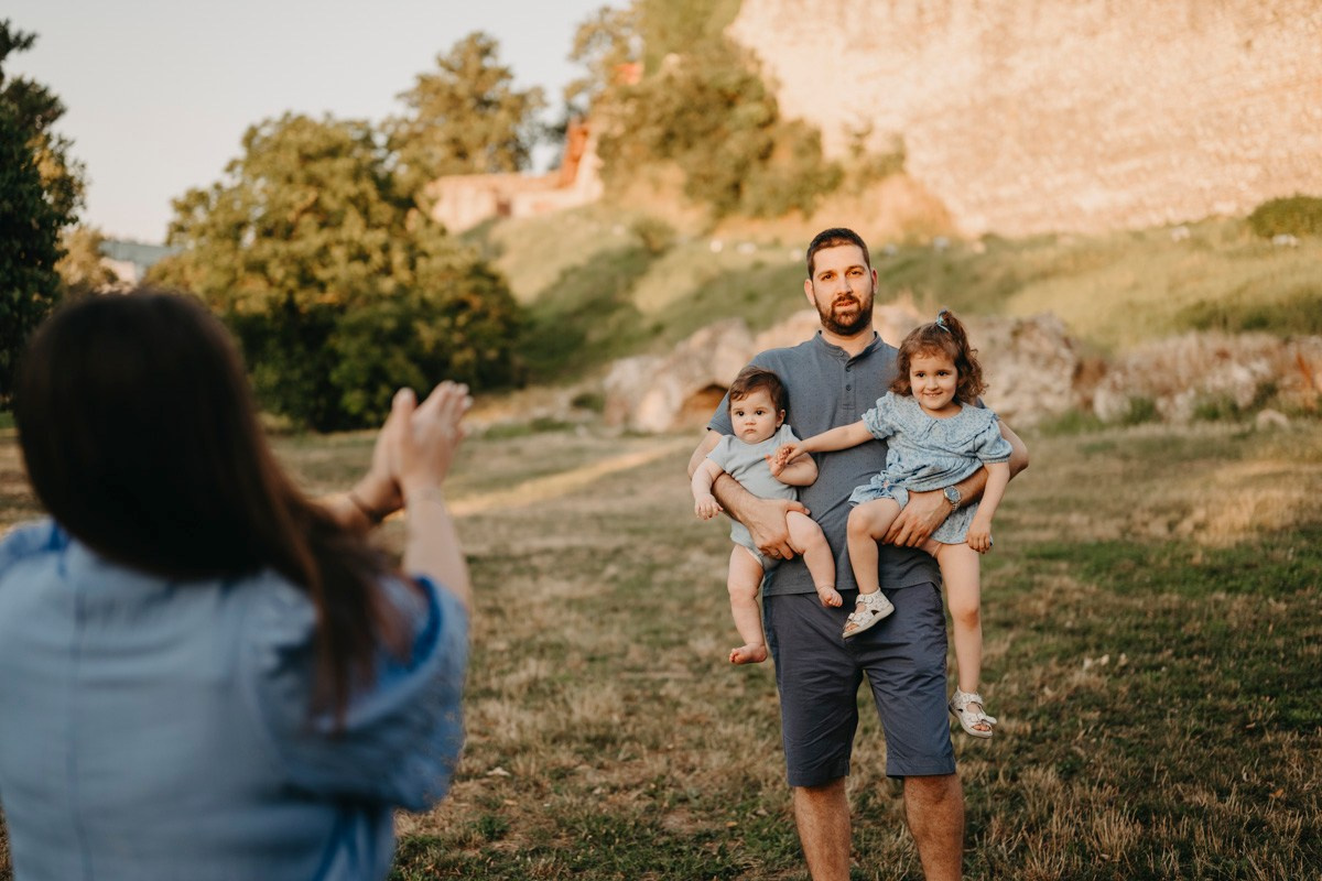 Jovana Zoran Jana i Bogdan — porodicno fotografisanje napolju. Deciji i porodicni fotograf u Beogradu Oksana Skendzic
