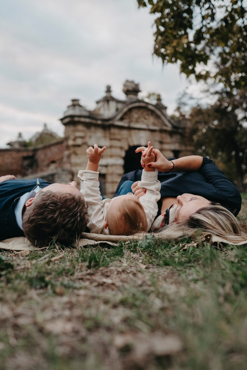 Nevena, Dusan i Vuk porodicno fotografisanje napolju. Deciji i porodicni fotograf u Beogradu Oksana Skendzic