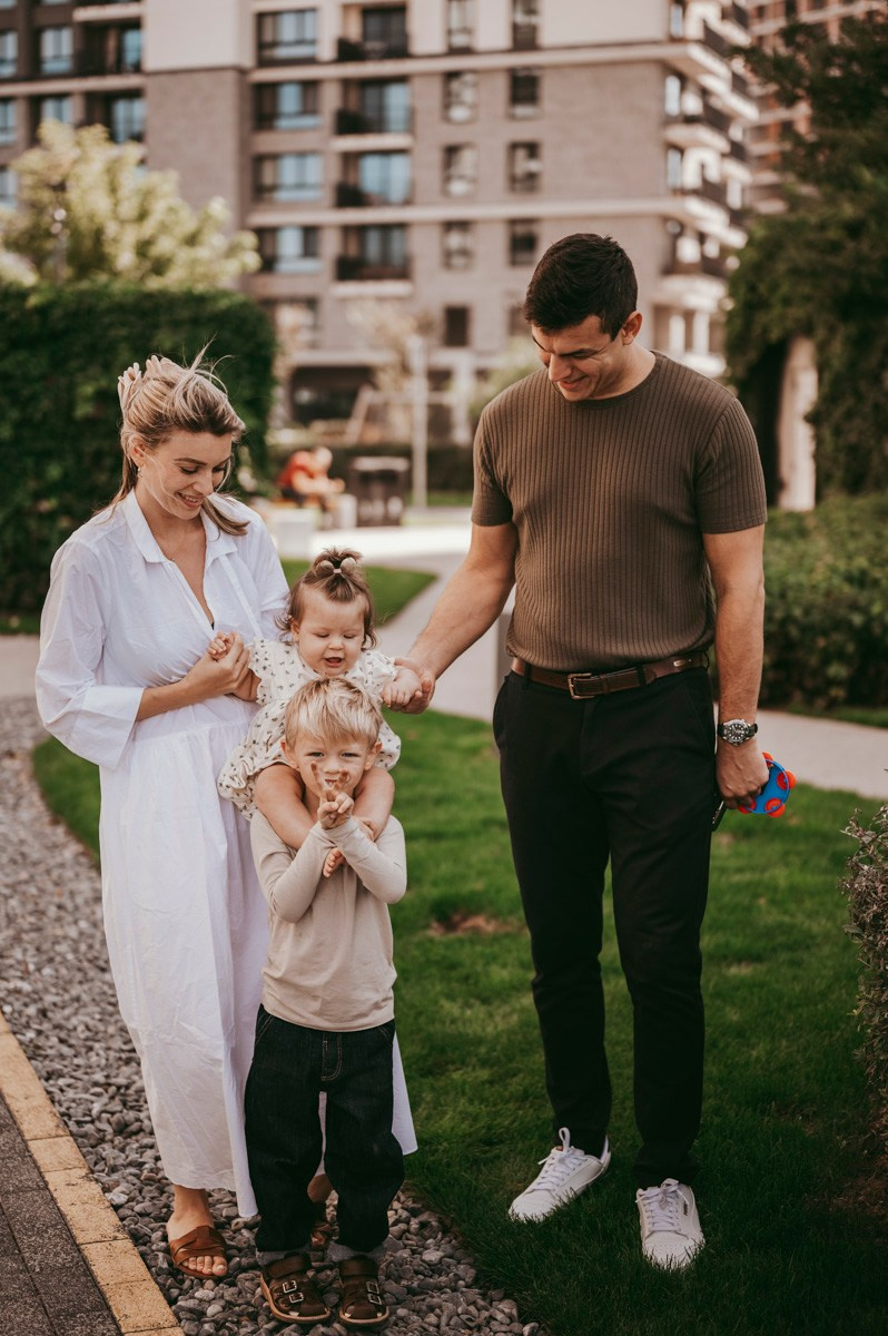 Kristina, Martin, Petra i Novak / porodicno fotografisanje napolju. Deciji i porodicni fotograf u Beogradu Oksana Skendzic
