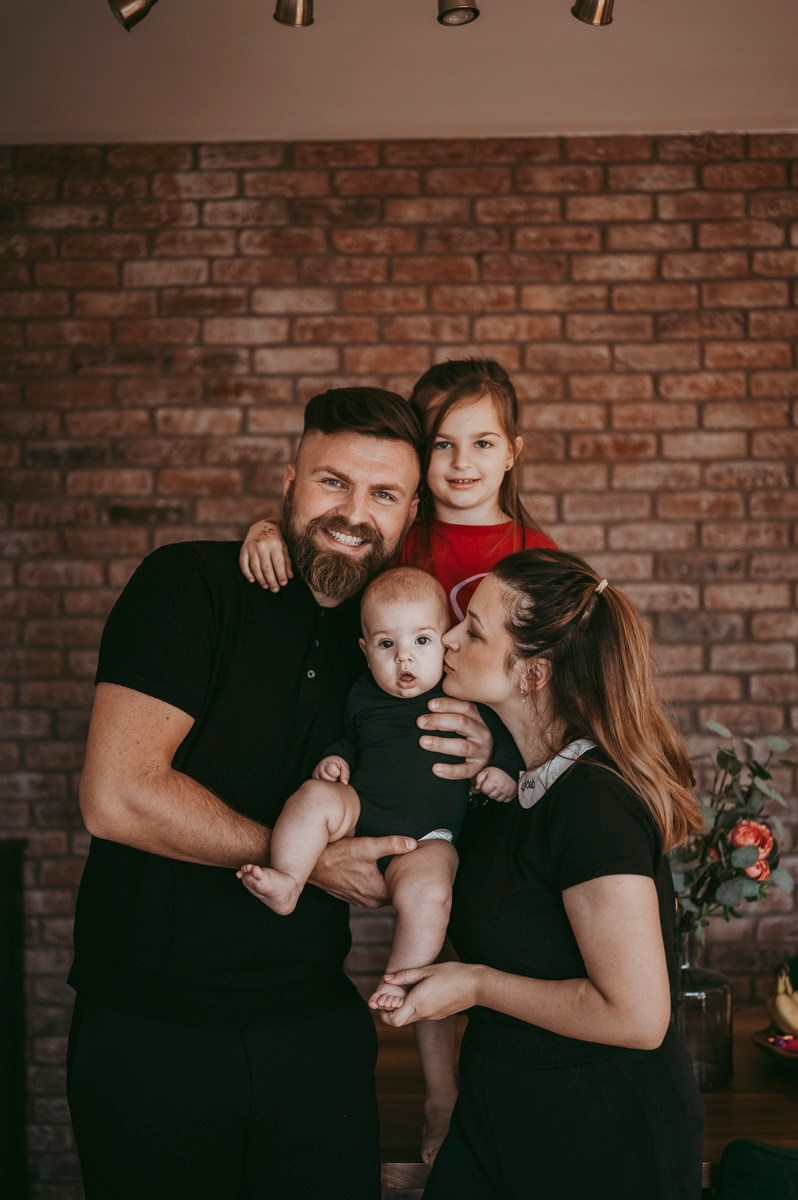 Dobro dosao, Jakove / porodicno fotografisanje kod kuce. Deciji i porodicni fotograf u Beogradu Oksana Skendzic