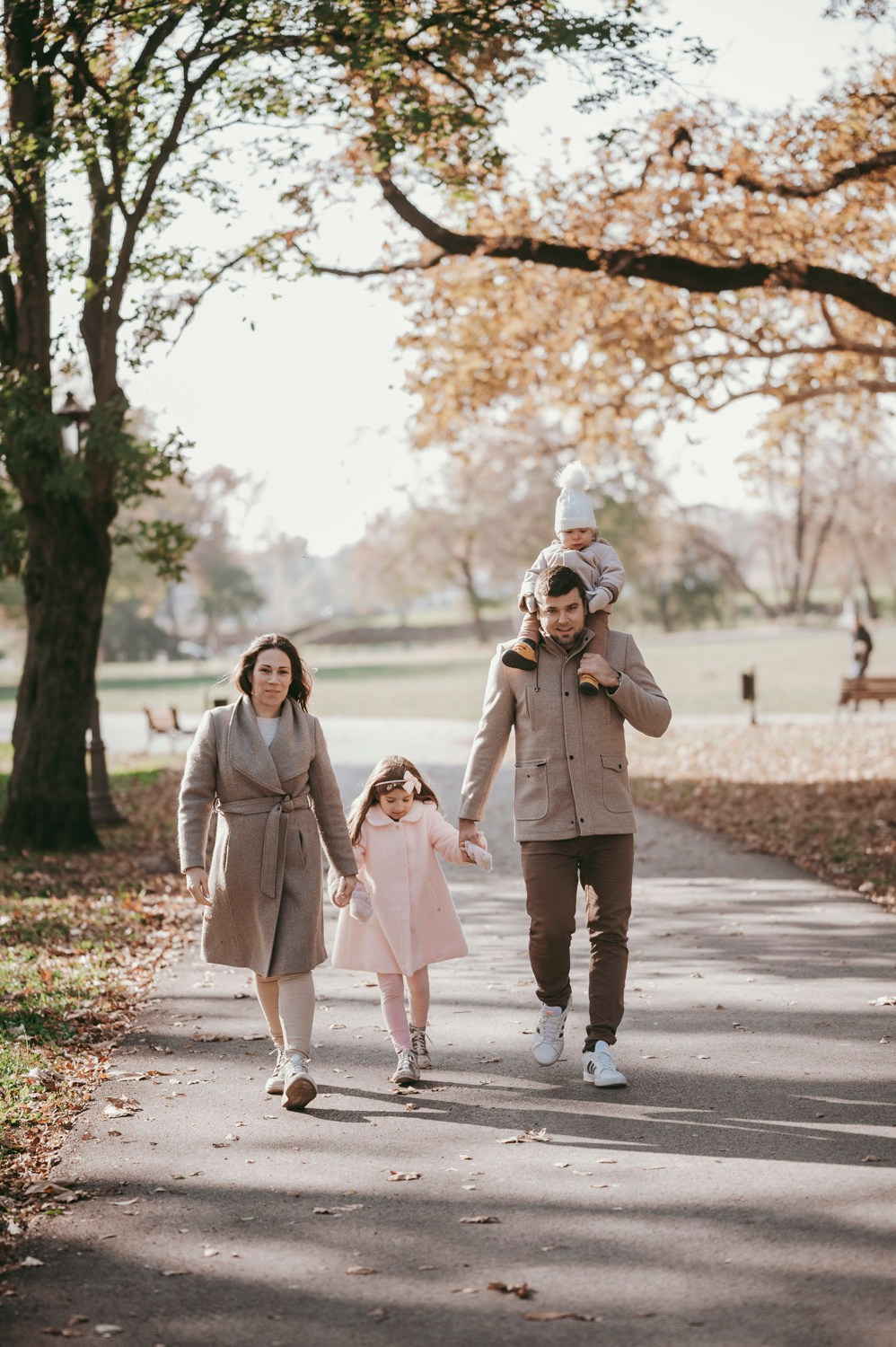Iva, Ivan, Tara i Stefan — porodicno fotografisanje napolju. Deciji i porodicni fotograf u Beogradu Oksana Skendzic