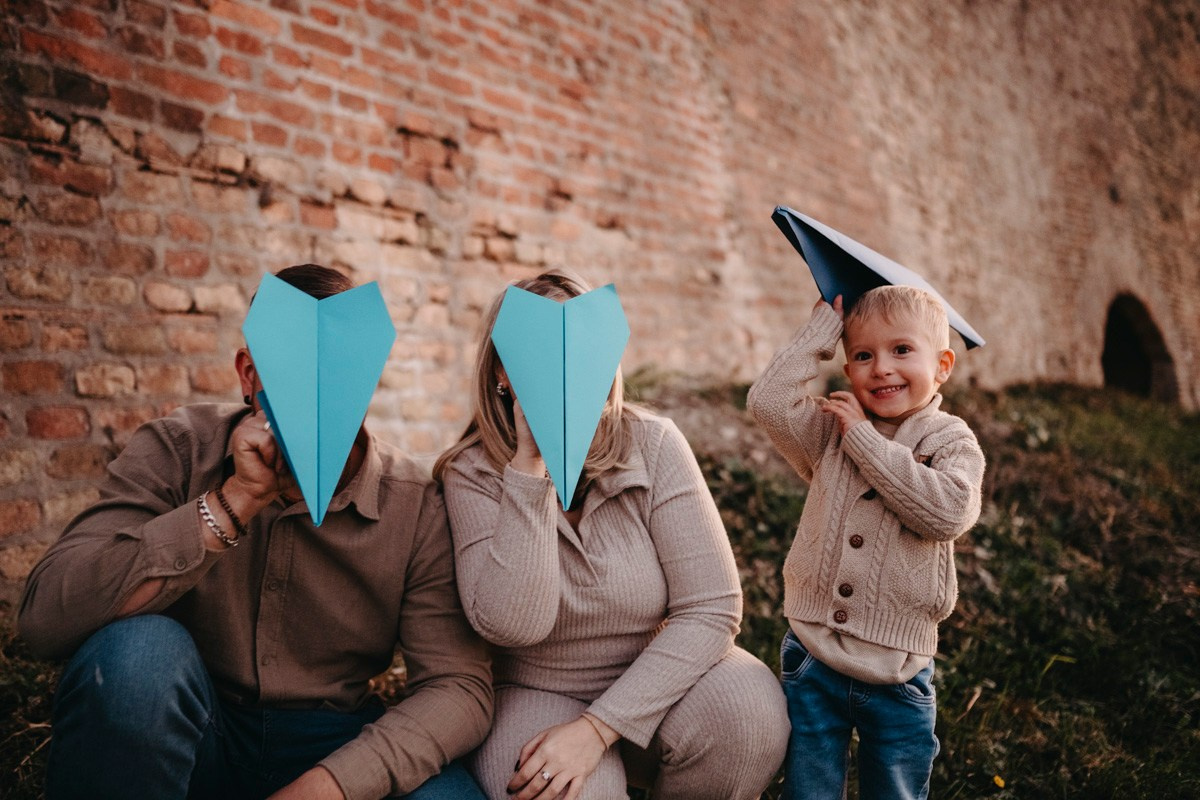 Zlata, Nemanja i Aleksej — porodicno fotografisanje napolju. Deciji i porodicni fotograf u Beogradu Oksana Skendzic