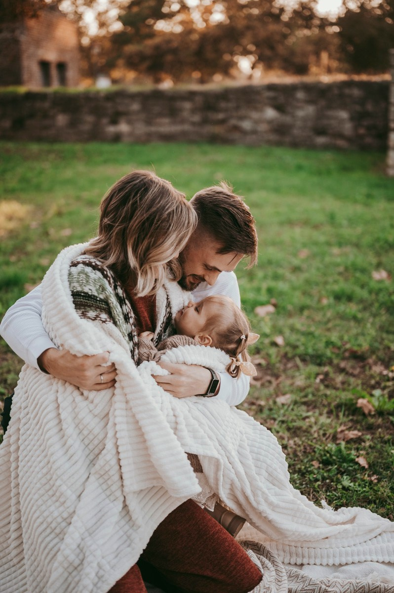Anastasija, Aleksej i Agata / porodicno fotografisanje napolju. Deciji i porodicni fotograf u Beogradu Oksana Skendzic