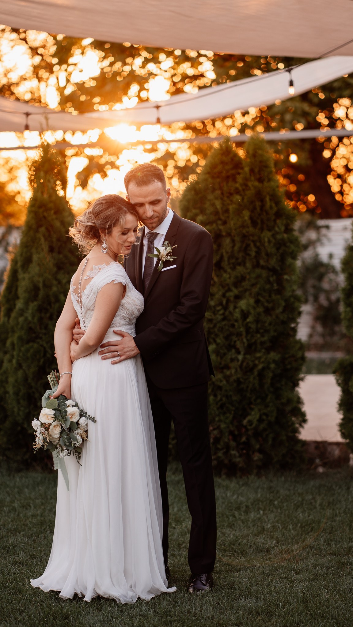 Moment emoționant între miri în ziua nunții, surprins într-un cadru natural și romantic, la Conacul din Livada. Fotografie de nuntă profesională, editată artistic pentru a evidenția emoția și eleganța evenimentului.