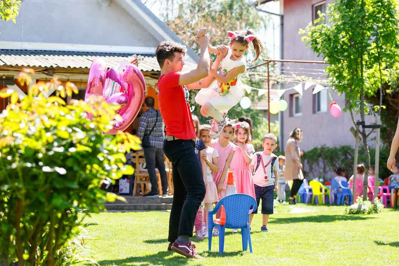 Zabavne igre u prirodi za veselu atmosferu na rođendanima.