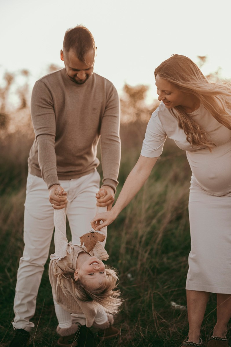 Milena / trudnicko fotografisanje sa porodicom. Deciji i porodicni fotograf u Beogradu Oksana Skendzic