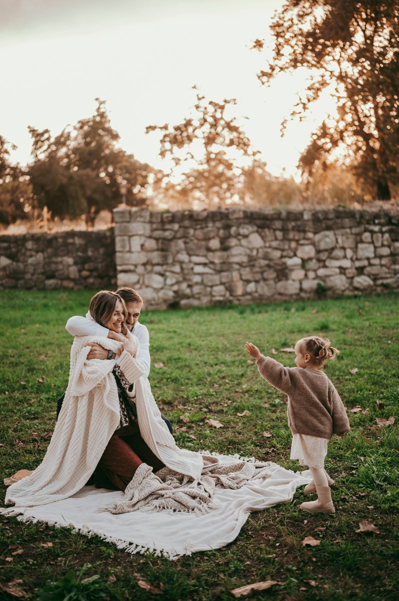 Anastasija, Aleksej i Agata / porodicno fotografisanje napolju. Deciji i porodicni fotograf u Beogradu Oksana Skendzic