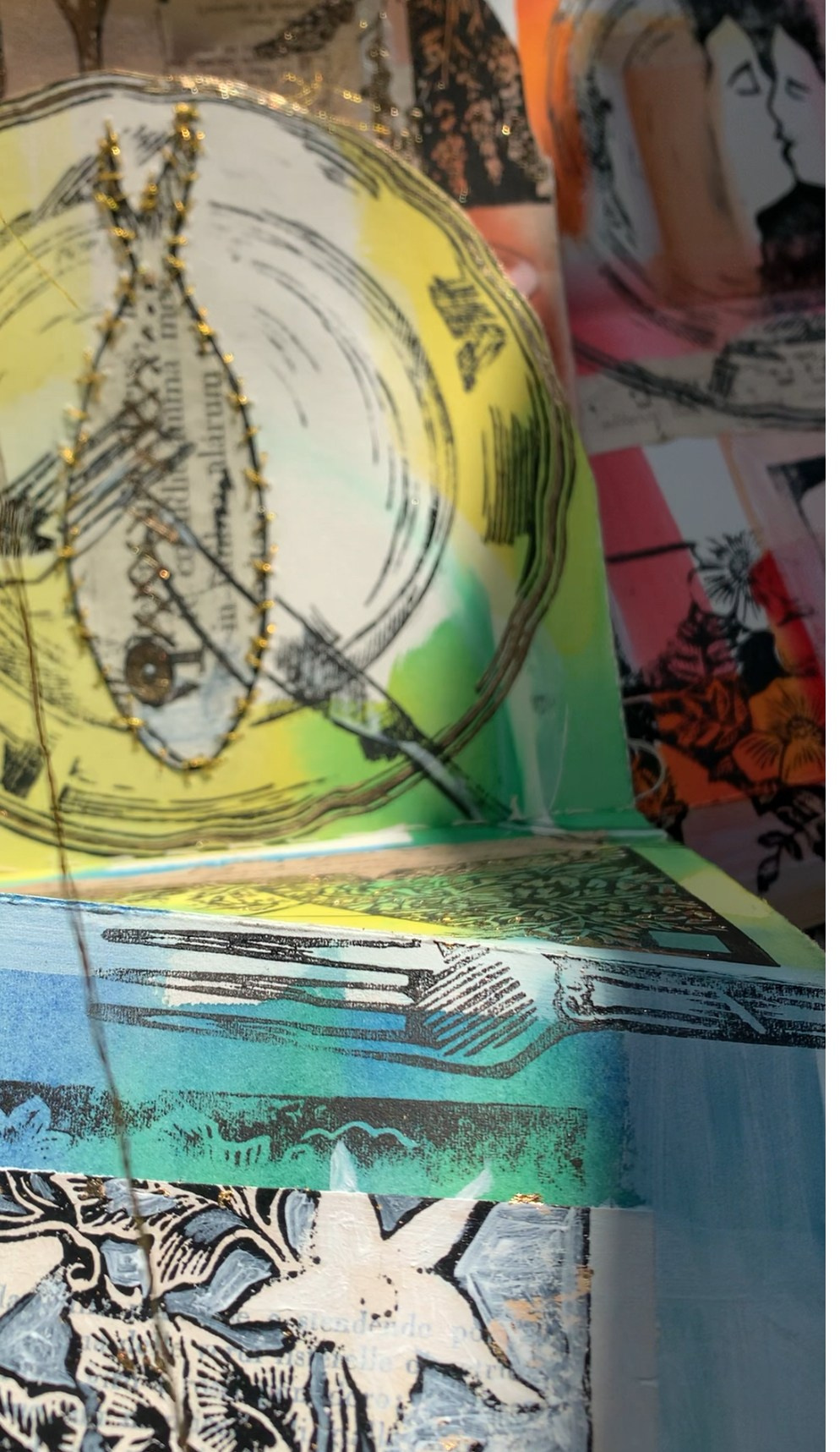 Dettaglio libro d’artista “Arte da Mangiare” di Nadia Kuprina tecnica mista, pesce , piatto, pasto, collage